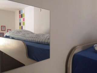 Хостелы Tapir Hostel Варшава Кровать в общем номере с 4 кроватями и общей ванной комнатой-3